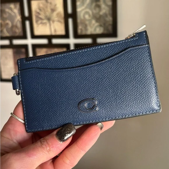 Authentic COACH 1941 calf leather zip top card holder with key hinge. - Picture 7 of 10